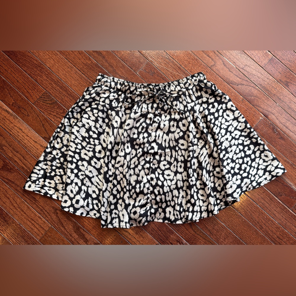 Stylish Black and White Leopard Print Skirt